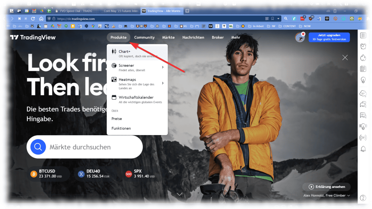 CoT Daten und CoT Report als Trader verstehen und im Trading erfolgreich nutzen (2025) Screenshot der Startseite von de.tradingview.com mit einer geöffneten Dropdown-Auswahl unter 'Produkte'. Ein roter Pfeil zeigt auf die Option 'Chart+', die für erweiterte Chart-Analysen genutzt werden kann. Weitere sichtbare Optionen im Menü sind 'Screener', 'Heatmaps' und 'Wirtschaftskalender'. Im Hintergrund ist die TradingView-Werbung mit einem Bergsteiger (Alex Honnold) sowie eine Suchleiste für Märkte zu sehen. Unten werden aktuelle Kurse von BTC/USD, DEU40 und SPX angezeigt.