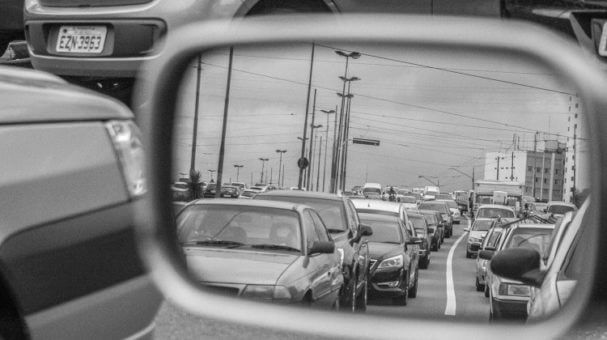 Trading-Psychologie erklärt und 18 hilfreiche Bücher für Trader (2025) Rückschaufehler im Trading