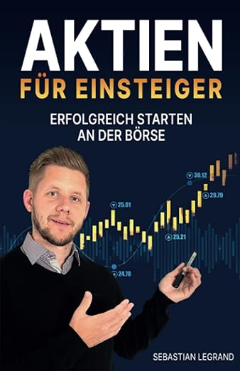Die besten Trading Bücher im Überblick - technische Analyse, Strategien, Indikatoren und mehr (2025) Buchcover von Aktien für Einsteiger von Sebastian Legrand. Das Cover hat einen dunklen Hintergrund mit einem leuchtenden Börsenchart und Kursmarkierungen. Ein Mann im Vordergrund trägt einen schwarzen Pullover und hält einen Stift in der Hand, während er mit der anderen Hand eine erklärende Geste macht. Der Untertitel lautet Erfolgreich starten an der Börse, was darauf hinweist, dass das Buch eine Einführung in den Aktienhandel bietet.