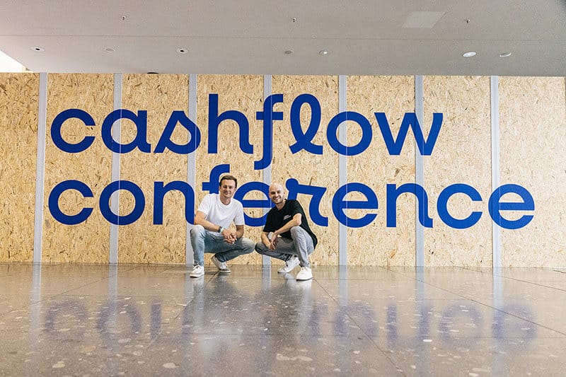 Cashflow Conference 2025 – Redner, Inhalte & Kosten im Überblick Die Gruender der Cashflow Conference Fabian Rieker und Tobias Claessens bringen jahrelange Erfahrung in den Bereichen Unternehmertum Online Marketing und Investments mit