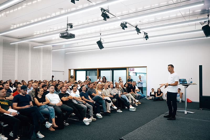 Cashflow Conference 2025 – Redner, Inhalte & Kosten im Überblick Neben dem klassischen Bühnenprogramm können Teilnehmer der Cashflow Conference 2025 an exklusiven Deep-Dive Workshops teilnehmen