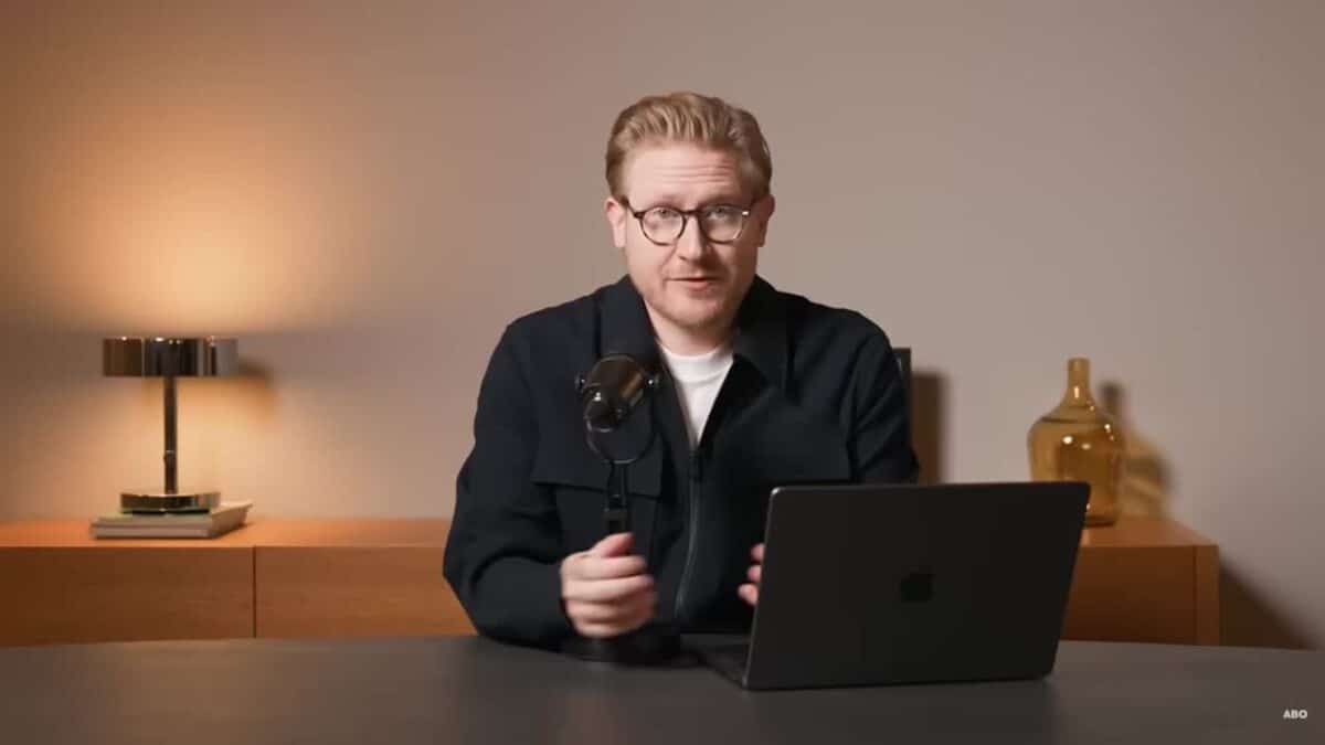 Mario Lochner – Finanzexperte, Autor und YouTube (2025) mario lochner vor einer grauen wand nimmt ein neues youtube video auf, mit mikrofon und laptop