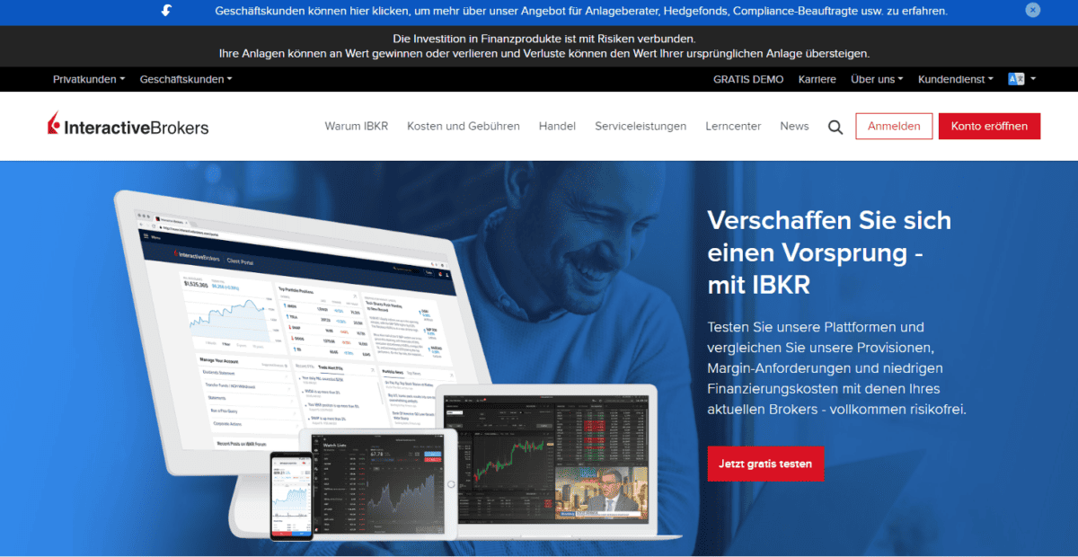 Interactive Brokers (IBKR)– der ultimative Guide zum größten Online-Broker der Welt (2025) Screenshot der Interactive Brokers Website mit der Überschrift 'Verschaffen Sie sich einen Vorsprung – mit IBKR'. Ein lächelnder Mann im Hintergrund und verschiedene Geräte (Laptop, Tablet, Smartphone) mit der Trading-Plattform von IBKR. Roter Button mit der Aufschrift 'Jetzt gratis testen'. Unten der Hinweis: 'Hier kannst du dich für ein Demokonto bei Interactive Brokers anmelden