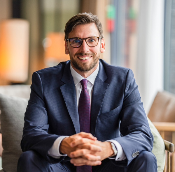 Liberty Brothers – Die Trading-Ausbildung von Jay Medrow im Test (2025) Christoph Rodenhausen ist der Allrounder bei Liberty Brothers und bringt sowohl Kompetenz im Bereich Unternehmensführung als auch im Bereich Trading und Investment mit