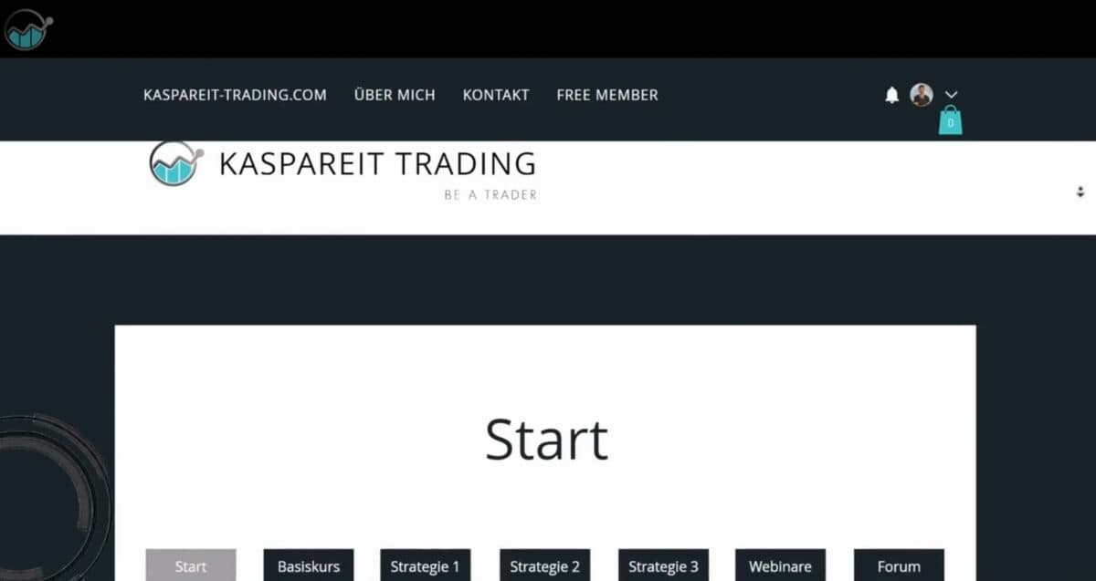 Kaspareit Trading – die Ausbildung von Alex Kaspareit im Test (2025) Trading Ausbildung von Kaspareit Trading - der Basiskurs. Screenshot der Webseite Kaspareit Trading. Das Menü oben enthält die Optionen 'KASPAREIT-TRADING.COM', 'ÜBER MICH', 'KONTAKT' und 'FREE MEMBER'. Darunter das Logo von Kaspareit Trading mit dem Slogan 'BE A TRADER'. In der Mitte steht 'Start' als Überschrift. Unterhalb sind verschiedene Navigationsbuttons zu sehen, darunter 'Basiskurs', 'Strategie 1', 'Strategie 2', 'Strategie 3', 'Webinare' und 'Forum'. Eine Beschreibung unter dem Bild erklärt, dass die Ausbildung in verschiedene Module unterteilt ist.