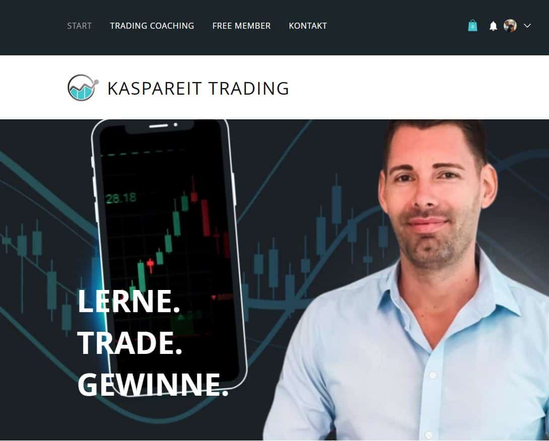 Kaspareit Trading – die Ausbildung von Alex Kaspareit im Test (2025) Kaspareit Trading - Webseite. Screenshot der Webseite von Kaspareit Trading. Im Bild ein Mann in einem hellblauen Hemd, vermutlich Alex Kaspareit, daneben ein Smartphone mit einem Trading-Chart. Text auf dem Bild: 'LERNE. TRADE. GEWINNE.'