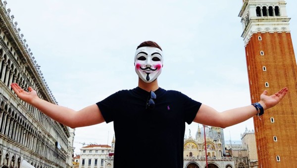 Flo Pharell im Test – was steckt hinter dem Finfluencer aus Dubai? Hinter der Anonymous Maske von Flo Pharell steckt Florian Prell