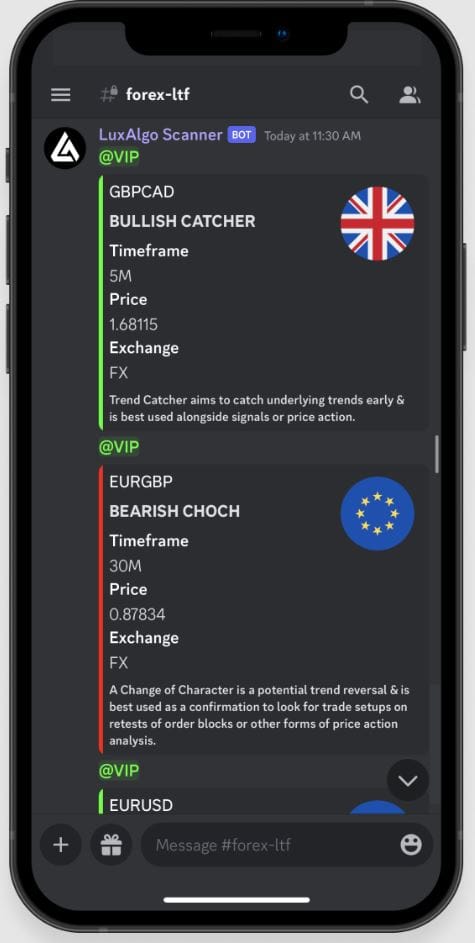 LuxAlgo TradingView Indikatoren vorgestellt (2025) Smartphone-Screenshot der LuxAlgo Discord-Gruppe. Der LuxAlgo Scanner-Bot zeigt Trading-Signale für Währungspaare wie GBPCAD und EURGBP an, inklusive Timeframe, Preis und Trendanalyse.