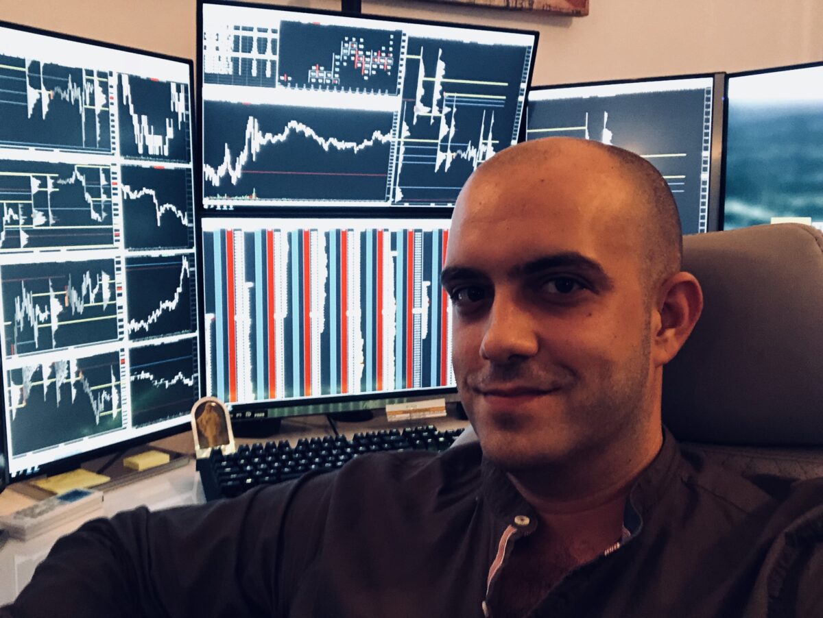 IB-Trader - was steckt hinter seiner Trader-Ausbildung? (2025) Ivan Brzovic, IB-Trader sitzt vor seinen Monitoren