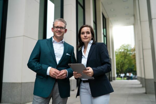 Die Steinrücken Akademie – Börsenausbildung im Test (2025) Mario Steinrücken kümmert sich um die Kundenbetreuung, Antje Steinrücken um das operative Geschäft