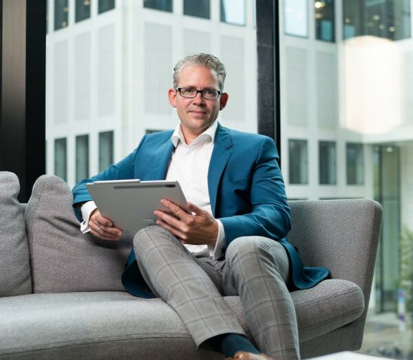 Die Steinrücken Akademie – Börsenausbildung im Test (2025) Mario Steinrücken ist der Gründer und Geschäftsführer der Steinrücken Akademie und kümmert sich selbst um die Betreuung von Kunden