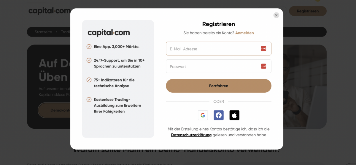 Trading Demokonto kostenlos und ohne Anmeldung (2025) Registrierungsformular auf der Webseite von Capital.com. Nutzer können sich mit E-Mail und Passwort anmelden oder über Google, Facebook oder Apple registrieren. Links werden die Vorteile der Plattform aufgelistet, darunter der Zugang zu 3.000+ Märkten, 24/7-Support, über 75 technische Indikatoren und kostenlose Trading-Ausbildung. Der 'Fortfahren'-Button ist in Braun gehalten.