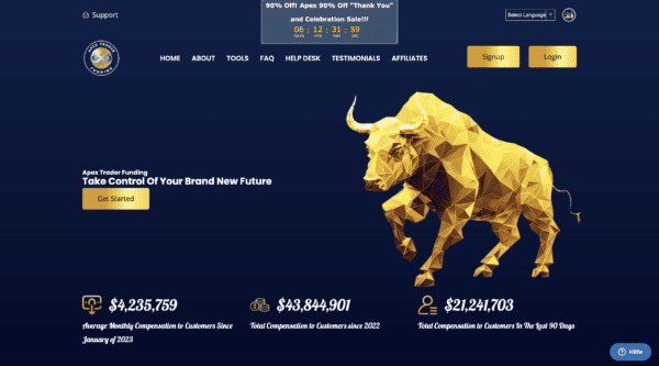 Apex Trader Funding (ATF) - wie gut ist die Fremdkapital Prop-Firma wirklich? (2025) Das Bild zeigt die Website von Apex Trader Funding. Screenshot der Website von Apex Trader Funding mit einem goldenen, polygonalen Bullen auf dunkelblauem Hintergrund. Die Seite enthält Informationen zu Trading-Funding-Programmen und Auszahlungen an Kunden