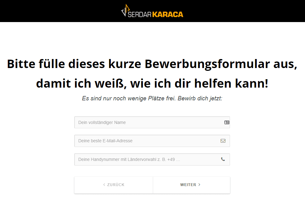 Mr. Volume Academy – Die Trading Ausbildung von Serdar Karaca Screenshot eines Bewerbungsformulars auf der Website von Serdar Karaca. Oben im schwarzen Banner steht das Logo 'Serdar Karaca'. Die Hauptüberschrift fordert dazu auf, das Bewerbungsformular auszufüllen, damit er helfen kann. Darunter steht, dass nur noch wenige Plätze frei sind. Es gibt Eingabefelder für den vollständigen Namen, die beste E-Mail-Adresse und die Handynummer mit Ländervorwahl