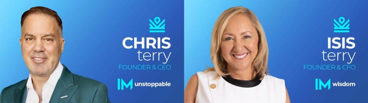 IM Mastery Academy (iMarketsLive) Erfahrungen – Chance oder Betrug? Porträt von Chris Terry (Founder & CEO) und Isis Terry (Founder & CFO) vor einem blauen Hintergrund mit ihren Namen und Titeln. Der Text darunter besagt: 'Die beiden Terrys gründeten das Unternehmen gemeinsam im Jahr 2013