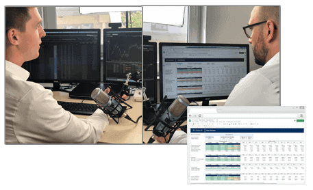 DeltaValue Erfahrungen (2025) - Selbstständige Kapitalanlage an der Börse lernen und zusätzliches Einkommen generieren Zwei Männer sitzen an ihren Schreibtischen mit mehreren Monitoren und Mikrofonen. Auf den Bildschirmen sind Börsendaten, Charts und Tabellen zu sehen. Im Vordergrund ist eine vergrößerte Darstellung einer Finanzanalyse-Webseite eingeblendet. Beschriftung: ‚DeltaValue Ausbildungen