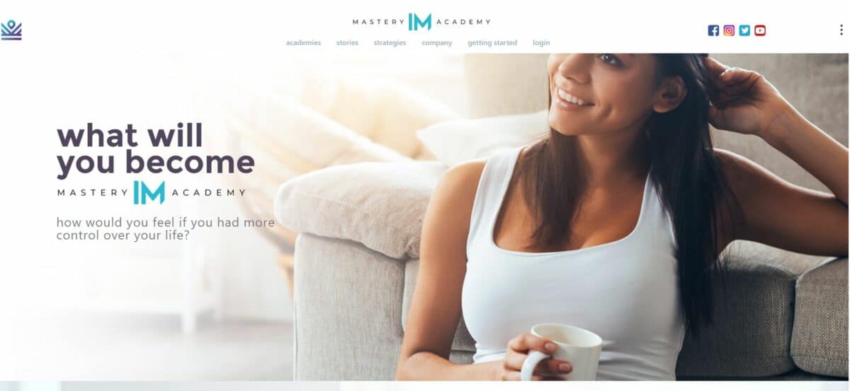 IM Mastery Academy (iMarketsLive) Erfahrungen – Chance oder Betrug? Startseite der IM Mastery Academy mit einer jungen Frau, die lächelnd auf einem Sofa sitzt und eine Tasse hält. Der Slogan 'What will you become' ist sichtbar. Darunter die Überschrift eines Artikels: 'Die IM Academy im Test – Mega-Chance oder Betrug?