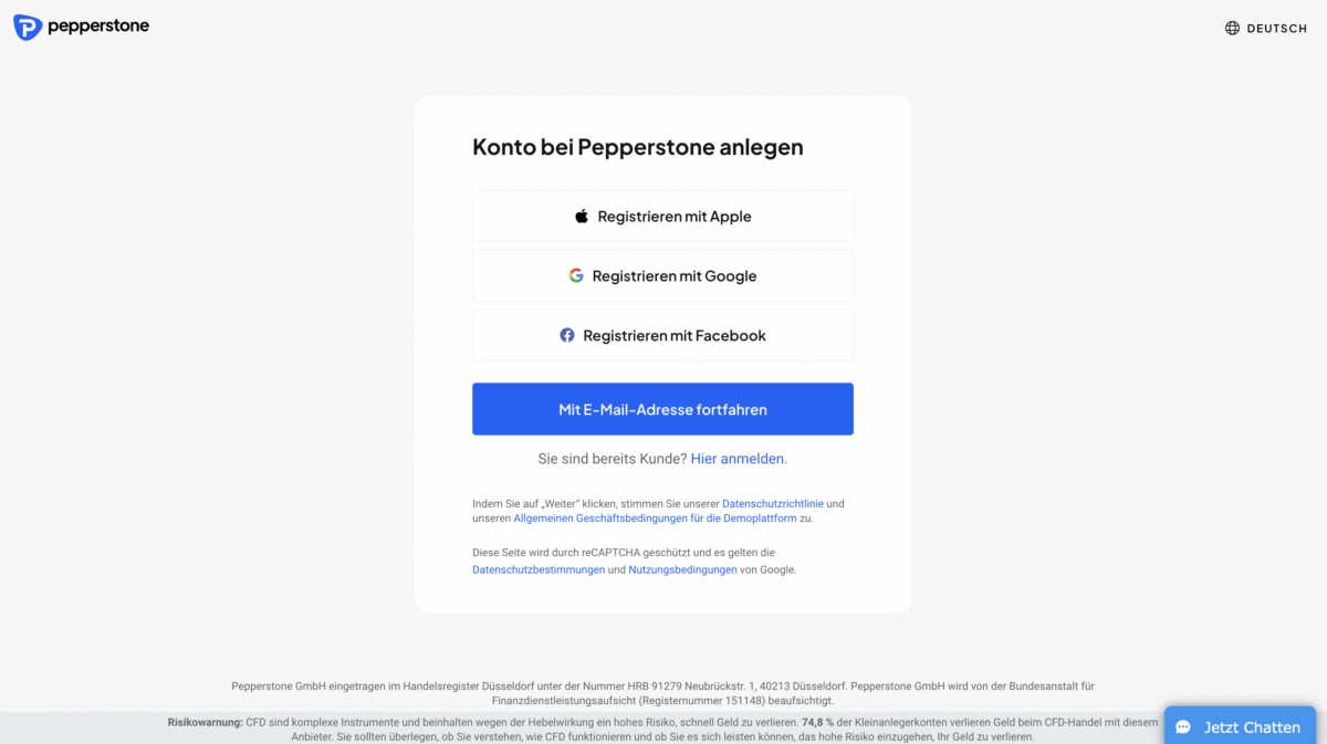 Trading Demokonto kostenlos und ohne Anmeldung (2025) Anmeldeseite für ein Pepperstone-Konto. Nutzer können sich mit Apple, Google oder Facebook registrieren oder mit einer E-Mail-Adresse fortfahren. Ein blauer Button mit der Aufschrift 'Mit E-Mail-Adresse fortfahren' befindet sich in der Mitte. Unten gibt es rechtliche Hinweise zur Datenschutzrichtlinie, den Geschäftsbedingungen und eine Risikowarnung zum CFD-Handel.