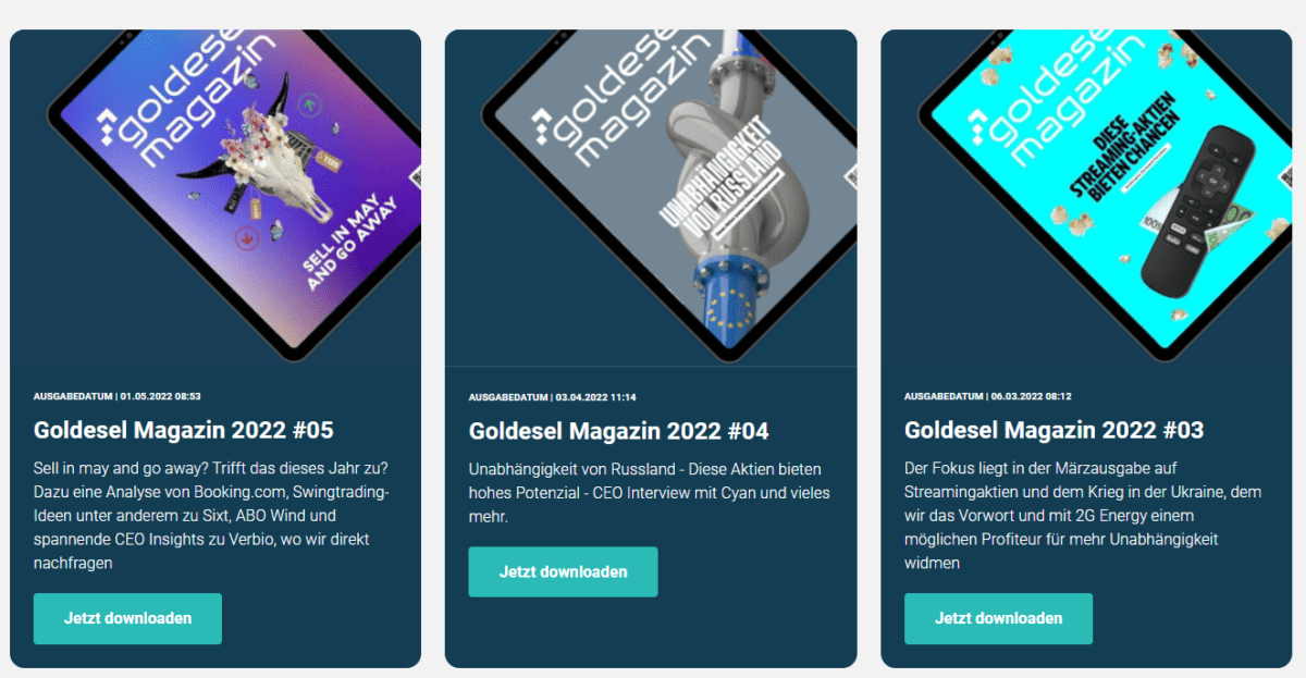 Goldesel.de Erfahrungen (2025) – Alles über die Webseite von Michael Flender Drei Ausgaben des Goldesel Magazins aus dem Jahr 2022 als digitale Zeitschriften auf Tablets. Jede Ausgabe hat ein individuelles Titelbild und behandelt verschiedene Finanzthemen. Die Titel lauten: "Sell in May and go away", "Unabhängigkeit von Russland" und "Diese Streaming-Aktien bieten Chancen". Darunter stehen kurze Beschreibungen der jeweiligen Themen. Ein grüner Button mit der Aufschrift "Jetzt downloaden" ermöglicht den kostenlosen Download.
