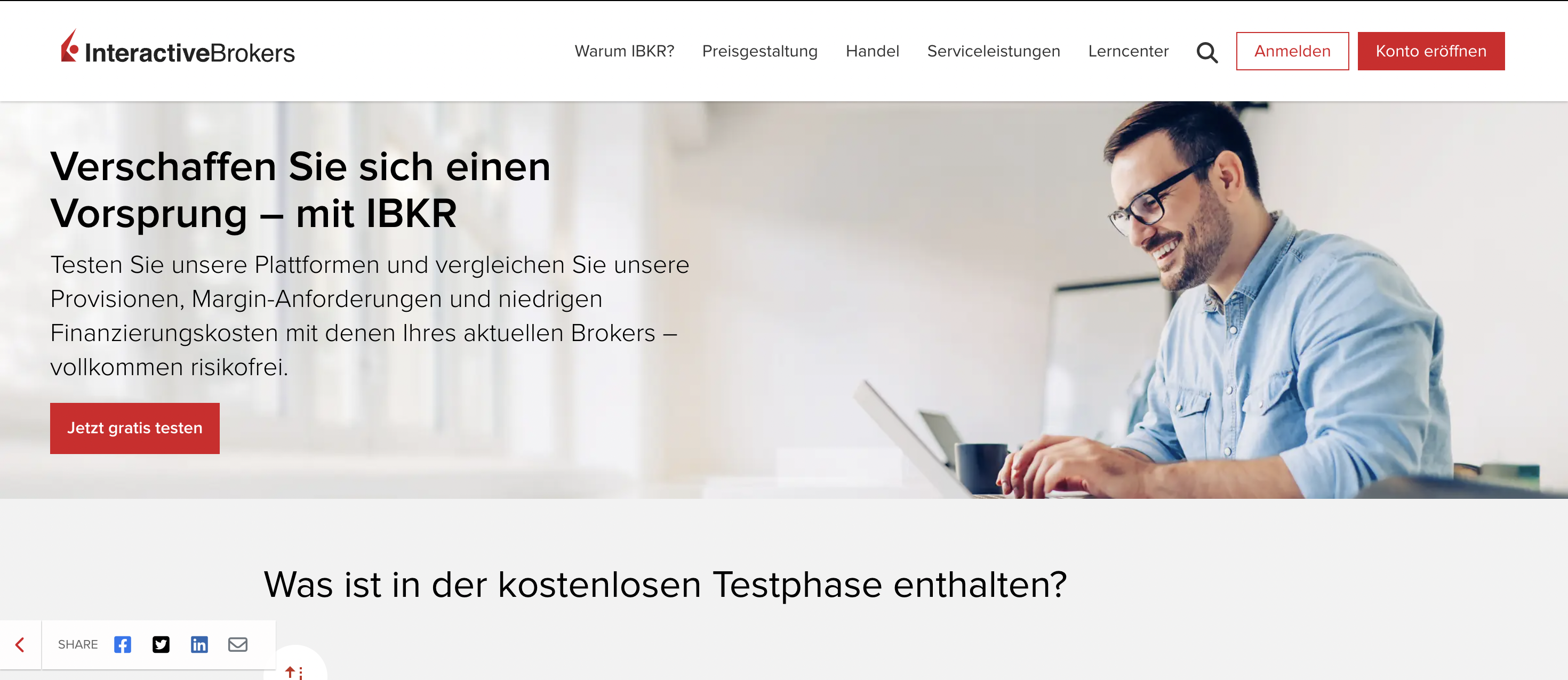 Trading Demokonto kostenlos und ohne Anmeldung (2025) Ein lächelnder Mann mit Brille und blauem Hemd arbeitet an einem Laptop in einem modernen, hellen Büro. Links im Bild ist ein Werbetext von Interactive Brokers, der zur kostenlosen Testphase ihrer Plattform einlädt. Oben im Bild befindet sich das Navigationsmenü der Webseite