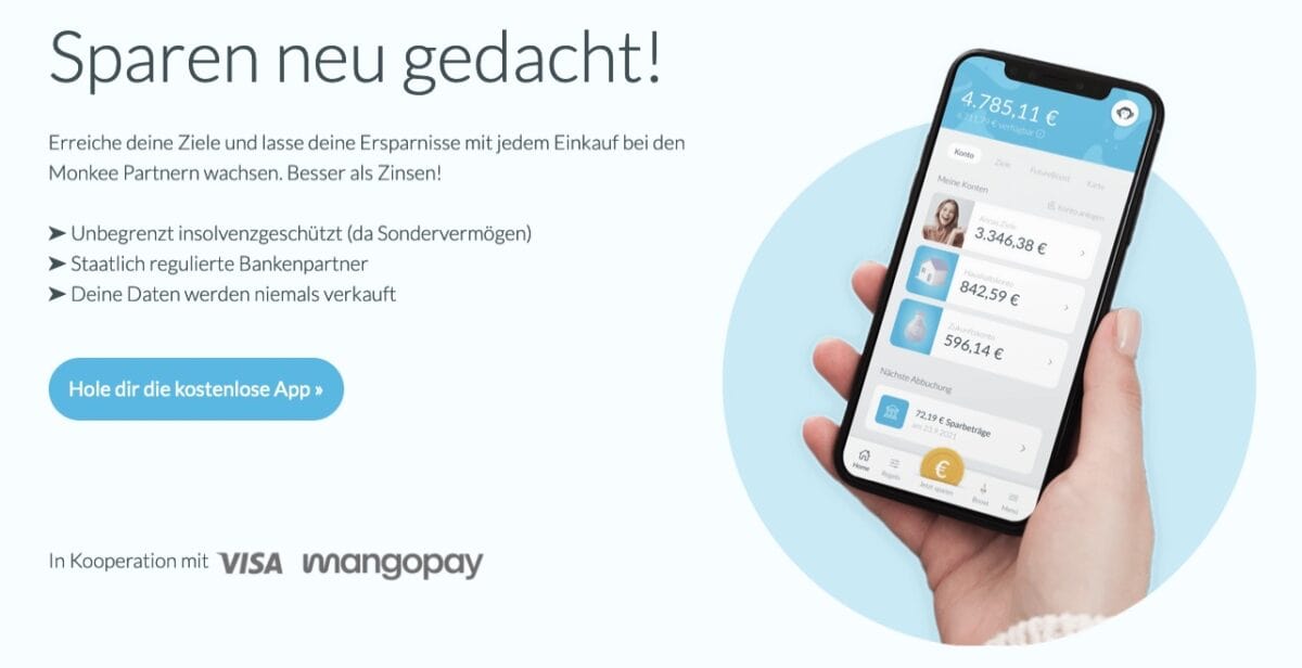 Finanzguru im Test – So gut ist der Finanzmanager wirklich (2025) Werbung für die Monkee-App mit dem Slogan 'Sparen neu gedacht!'. Eine Hand hält ein Smartphone mit der geöffneten Monkee-App, die verschiedene Sparziele und Beträge anzeigt. Text hebt Vorteile wie insolvenzgeschütztes Sparen, staatlich regulierte Bankenpartner und Datenschutz hervor. Logos von VISA und Mangopay als Kooperationspartner.