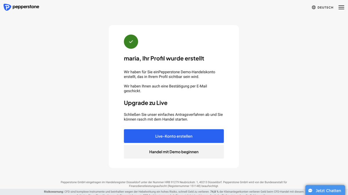 Trading Demokonto kostenlos und ohne Anmeldung (2025) Bestätigungsseite für die Kontoerstellung bei Pepperstone. Eine Meldung informiert, dass das Profil erfolgreich erstellt wurde und eine E-Mail-Bestätigung versendet wurde. Es gibt zwei Buttons: 'Live-Konto erstellen' (blau) und 'Handel mit Demo beginnen'. Unten befindet sich eine Risikowarnung zum CFD-Handel. Rechts unten ist ein Chat-Symbol für den Kundensupport sichtbar.