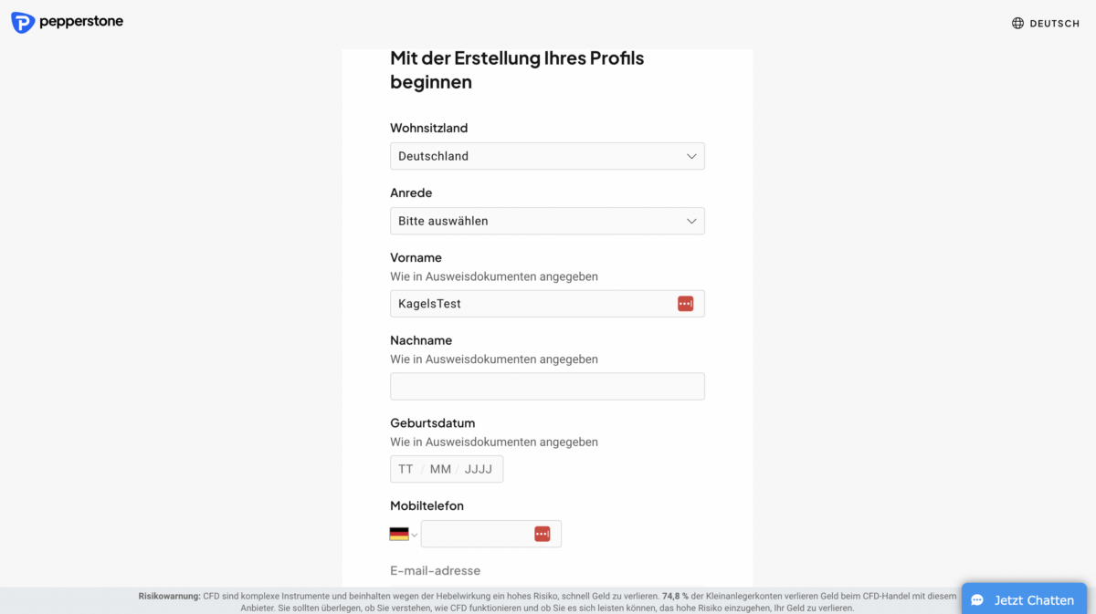 Trading Demokonto kostenlos und ohne Anmeldung (2025) Pepperstone-Registrierungsformular zur Profilerstellung. Nutzer müssen ihr Wohnsitzland, Anrede, Vorname, Nachname, Geburtsdatum, Mobiltelefonnummer und E-Mail-Adresse angeben. Unten befindet sich eine Risikowarnung zum CFD-Handel. Ein Chat-Symbol für den Kundensupport ist rechts unten sichtbar.