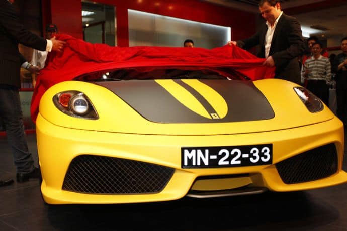 Robert Rother Erfahrungen – Investment Academy und Community (2025) robert rother mit seinem ferrari in china