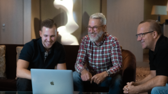 Die Trading Ausbildung von Tobias Knebel - was steckt dahinter (2025)? Tobias Knebel mit Klienten