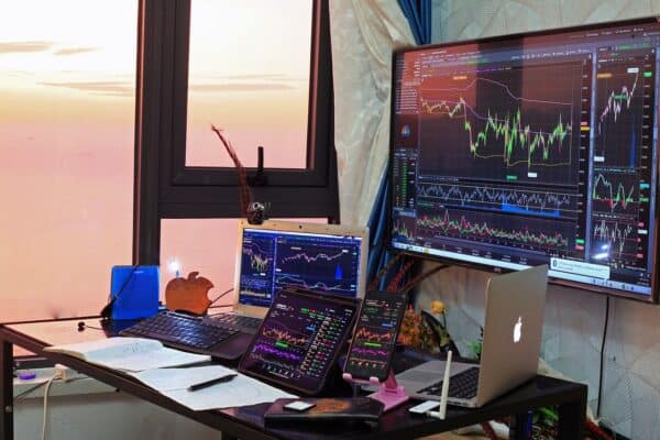 So wählst du den besten und optimalen Trading-Monitor - der ulitmative Guide (2025) Das Bild zeigt ein Trading-Setup mit verschiedenen Trading-Monitoren.