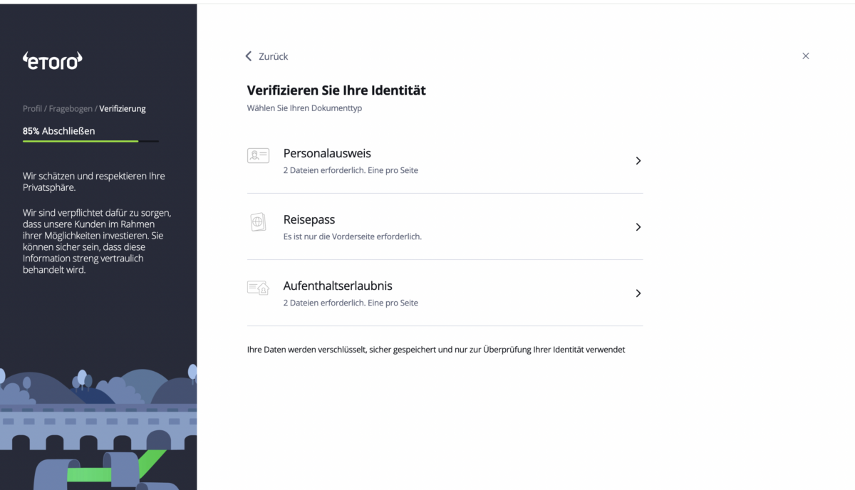 Trading Demokonto kostenlos und ohne Anmeldung (2025) eToro-Verifizierungsseite zur Identitätsprüfung. Der Nutzer kann zwischen den Dokumenttypen Personalausweis, Reisepass oder Aufenthaltsgenehmigung wählen. Je nach Dokument sind unterschiedliche Anforderungen an die Anzahl und Seiten der hochzuladenden Dateien angegeben. Links befindet sich eine Illustration mit einer Brücke. Ein Fortschrittsbalken zeigt, dass die Verifizierung zu 85 % abgeschlossen ist.
