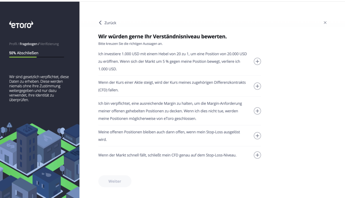 Trading Demokonto kostenlos und ohne Anmeldung (2025) eToro-Fragebogen zur Bewertung des Verständnisses für den Aktienhandel. Das Formular enthält mehrere Aussagen zu Hebelwirkung, Margin-Anforderungen, Stop-Loss und CFDs, die angekreuzt werden müssen. Links zeigt eine Illustration von Gebäuden mit Handels- und Finanzsymbolen. Ein Fortschrittsbalken oben links zeigt, dass die Verifizierung zu 50 % abgeschlossen ist.