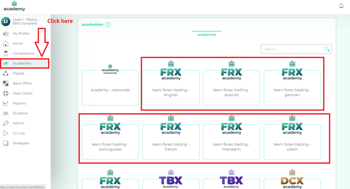 IM Mastery Academy (iMarketsLive) Erfahrungen – Chance oder Betrug? Screenshot der IM Academy Plattform mit der Kategorie 'Academies' im Menü hervorgehoben. Verschiedene Sprachoptionen für die 'FRX Academy' sind sichtbar, darunter Englisch, Spanisch, Deutsch, Portugiesisch, Französisch, Mandarin und Tschechisch. Ein Hinweis unten im Bildtext besagt, dass einige Lerninhalte auch auf Deutsch verfügbar sind.