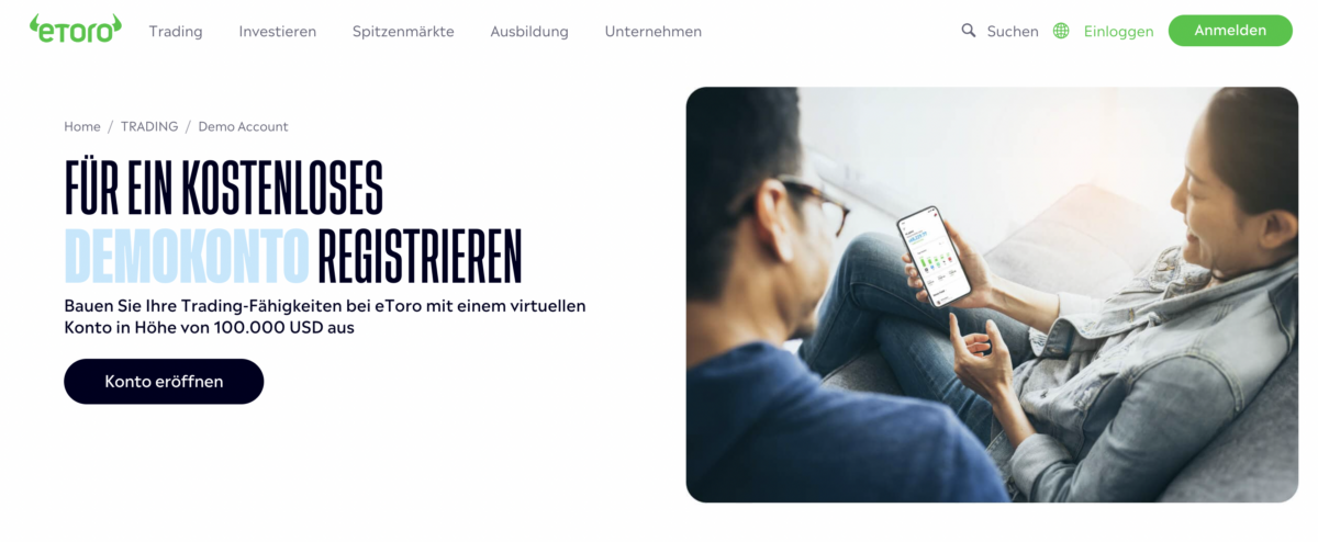 Trading Demokonto kostenlos und ohne Anmeldung (2025) eToro-Webseite mit einer Werbeanzeige für ein kostenloses Demokonto. Links steht ein großer Schriftzug mit der Aufforderung zur Registrierung für ein virtuelles Konto mit 100.000 USD. Darunter befindet sich ein schwarzer Button mit der Aufschrift 'Konto eröffnen'. Rechts im Bild sitzt eine lächelnde Frau mit Smartphone auf dem Sofa, während sie die eToro-App nutzt.