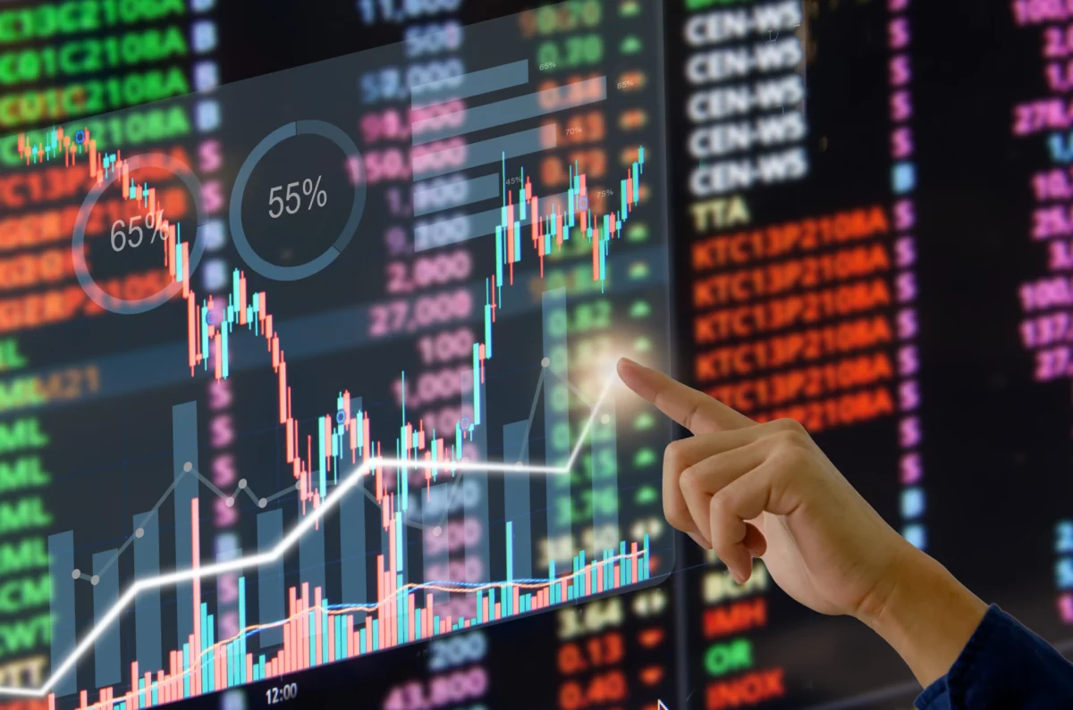 Die Wahl der besten Handelsplattform: Praktische Tipps und Ratschläge Futuristische Chart-Analyse auf Handelsplattform